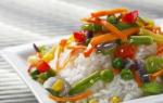 Тушеный рис с овощами Рис с курицей, томатами и другими овощами на сковороде